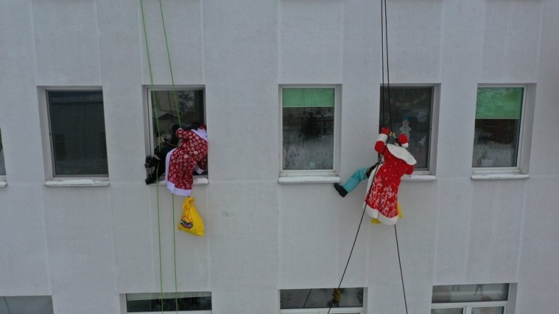 С крыши прямо в палаты доставляли подарки профессиональные альпинисты-Деды Морозы