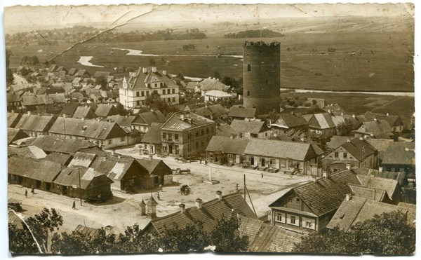 Vid-s-tserkvi-na-tsentralnuyu-ploshhad-Kamentsa-1940-god.jpg