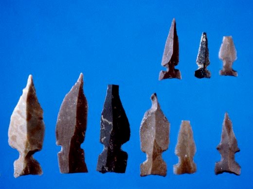 Gesher_Pre-Pottery_Neolithic_A_flint_arrowheads.jpg