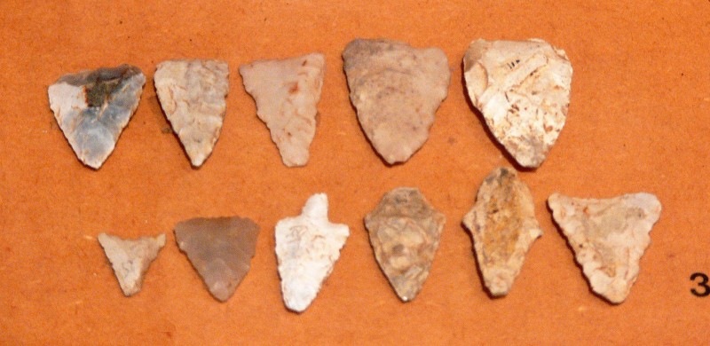 Neolithic_arrowheads_Chariez.jpg